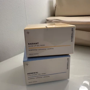 Skinroller gelmasker Radiant & Renewal - Pris kan diskuteras! Två gelmasker från Skinroller: Radiant Glow Up Gel Mask (brightening, exfoliating, soothing) och Renewal Hyaluronic Gel Mask (hydrating, softening, plumping). Båda i 100 ml förpackning. Perfekt för dig som vill boosta hudens lyster och återfuktning.