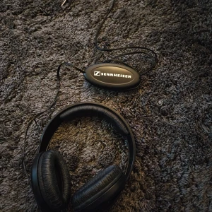 Svarta hörlurar från Sennheiser - Klassiska svarta over-ear hörlurar från Sennheiser med vadderade kåpor och justerbart huvudband. Perfekta för musik, gaming eller film. Sladdanslutning för stabil ljudupplevelse.