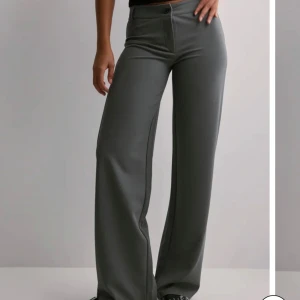 Kostymbyxor  - Kostymbyxor från nelly, storlek S men det är stetch i dom så  skulle säga att dom passar M också, priset går att diskutera! 🩷