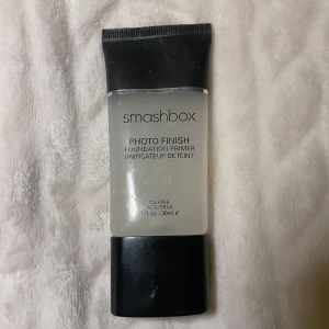 Smashbox Primer - Genomskinlig primer från Smashbox i tub om 30 ml. Ger en silkeslen bas och hjälper sminket att sitta längre. Oljefri formula som minimerar porer och fina linjer. Perfekt för en jämn och slät finish.
