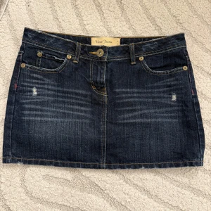 Mörkblå minikjol - Superfin minikjol, passar perfekt inför sommarn!