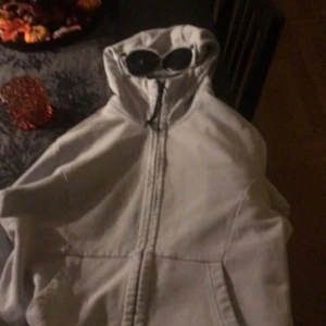 Ljusblåhoodie med goggles från C.P. Company - Säljer en ljusblå hoodie från C.P. Company med ikoniska goggles i huvan. Skick 7/10. Självklart är den äkta. Har äktighetsbevis, bevis kan visas vid pris snack.