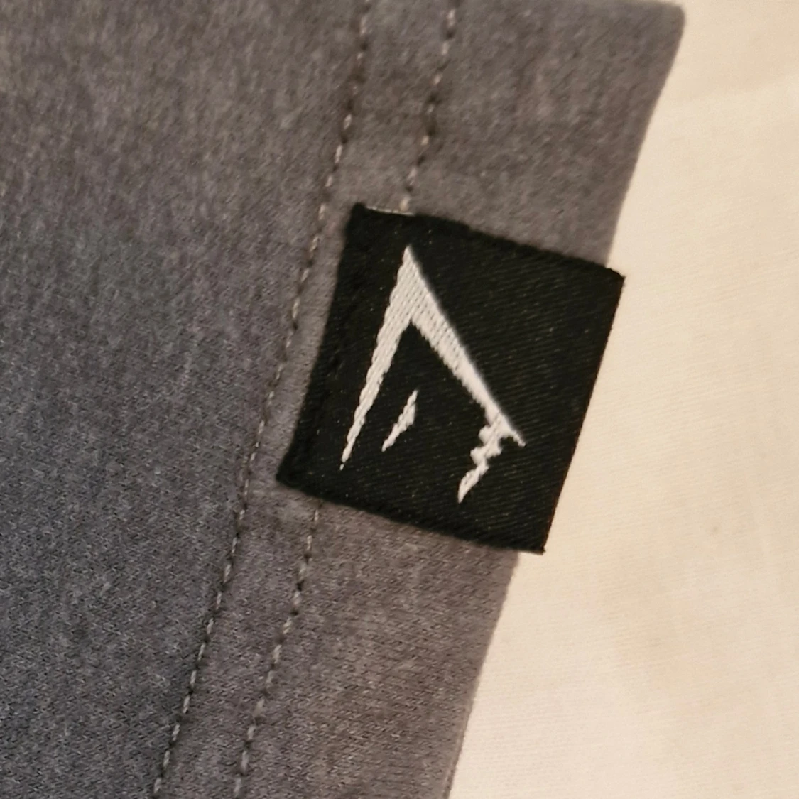 Grå t-shirt från Gymshark med snörning Stl S - 1