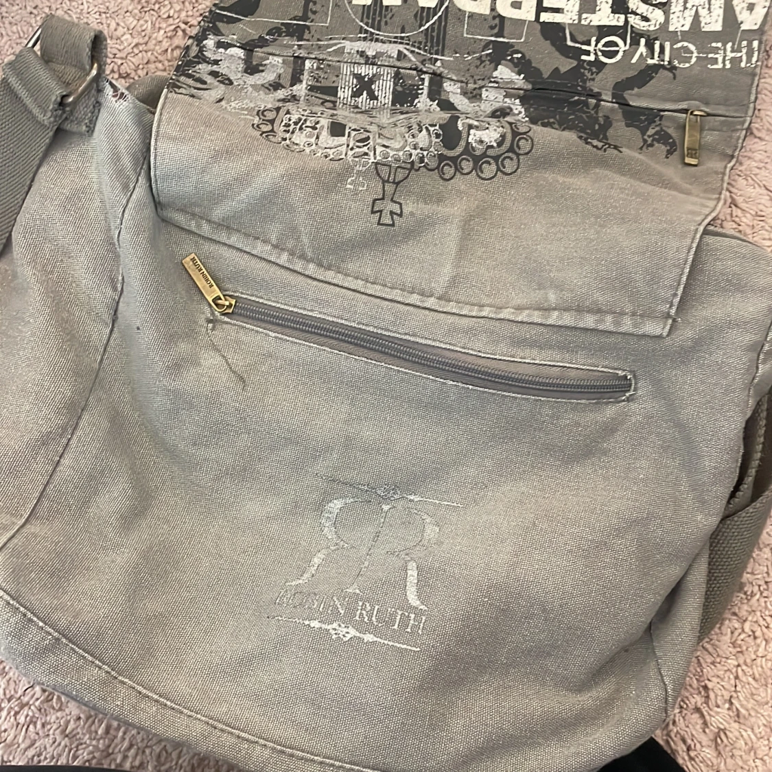 Grå axelväska med Amsterdam-tryck från Robin Ruth - 4