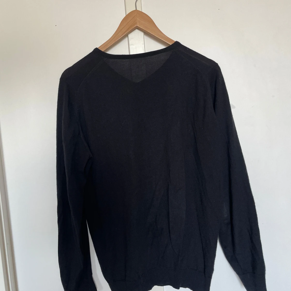 Svart cashmere tröja från John Smedley  - 1