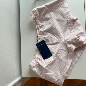Brandy Melville shorts - Säljer dessa rosa brandy melville shorts helt oanvända med prislappen kvar💕. Säljer på grund av att jag inte hann lämna tillbaka, 