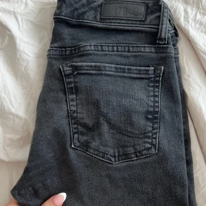 Lågmidjade ltb jeans svarta - Supersnygga ltb jeans i svart, bootcut, mer urtvättad svart i verkligheten än på hemsidan. Använda några gånger, säljer då dem e lite för små för mig. Men passar mig i längden som är c. 165, lite långa. Köpte för c. 700kr, säljer för 400kr