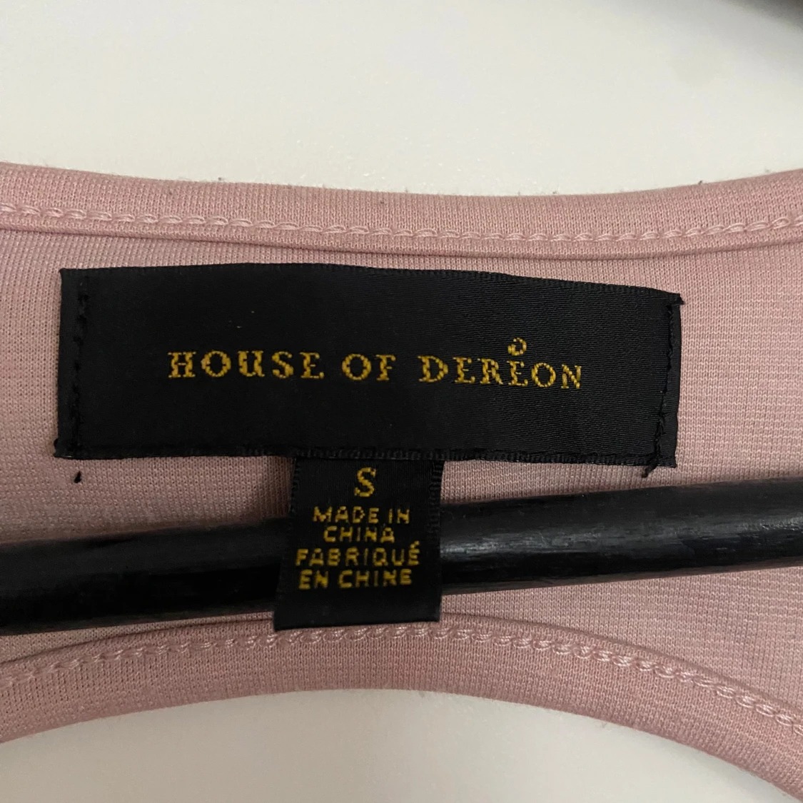 Beige och svart kortklänning från House of Deréon - 2