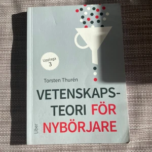 Vetenskapsteori för nybörjare - Säljer boken 'Vetenskapsteori för nybörjare' av Torsten Thurén, tredje upplagan. Perfekt för dig som vill få en introduktion till vetenskapliga metoder och kritiskt tänkande. Boken är på svenska och har ett grått omslag med färgglada detaljer.