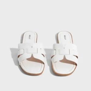 Vita sandaler med öppen tå - Stilrena vita sandaler med öppen tå och platt sula. De har breda remmar i skinn och en fyrkantig form framtill. Perfekta för varma dagar och enkel att matcha med olika outfits. Använd MAX 3ggr