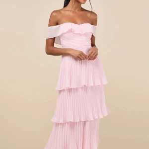 Rosa balklänning  - Säljer min fina balklänning i rosa, denna är från Lulus och är nästan helt slutsåld. Jag är 160 cm och den är väldigt lång på mig. Aldrig använd, endast testad, säljer pågrund av att den inte passar. Nypris: 1300kr