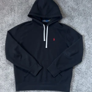 Ralph Lauren hoodie  - •9/10 skick - ny✅ •Storlek - M📏 •Inkluderat - Tröjan👟 •Fraktar - inom 24h📦