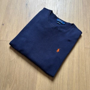Mörkblå tröja från Polo Ralph Lauren - Tja! Säljer nu en riktigt fräsch stickad Ralph Lauren Crewneck. Storlek M men passar en S också. Vid frågor är det bara att höra av sig
