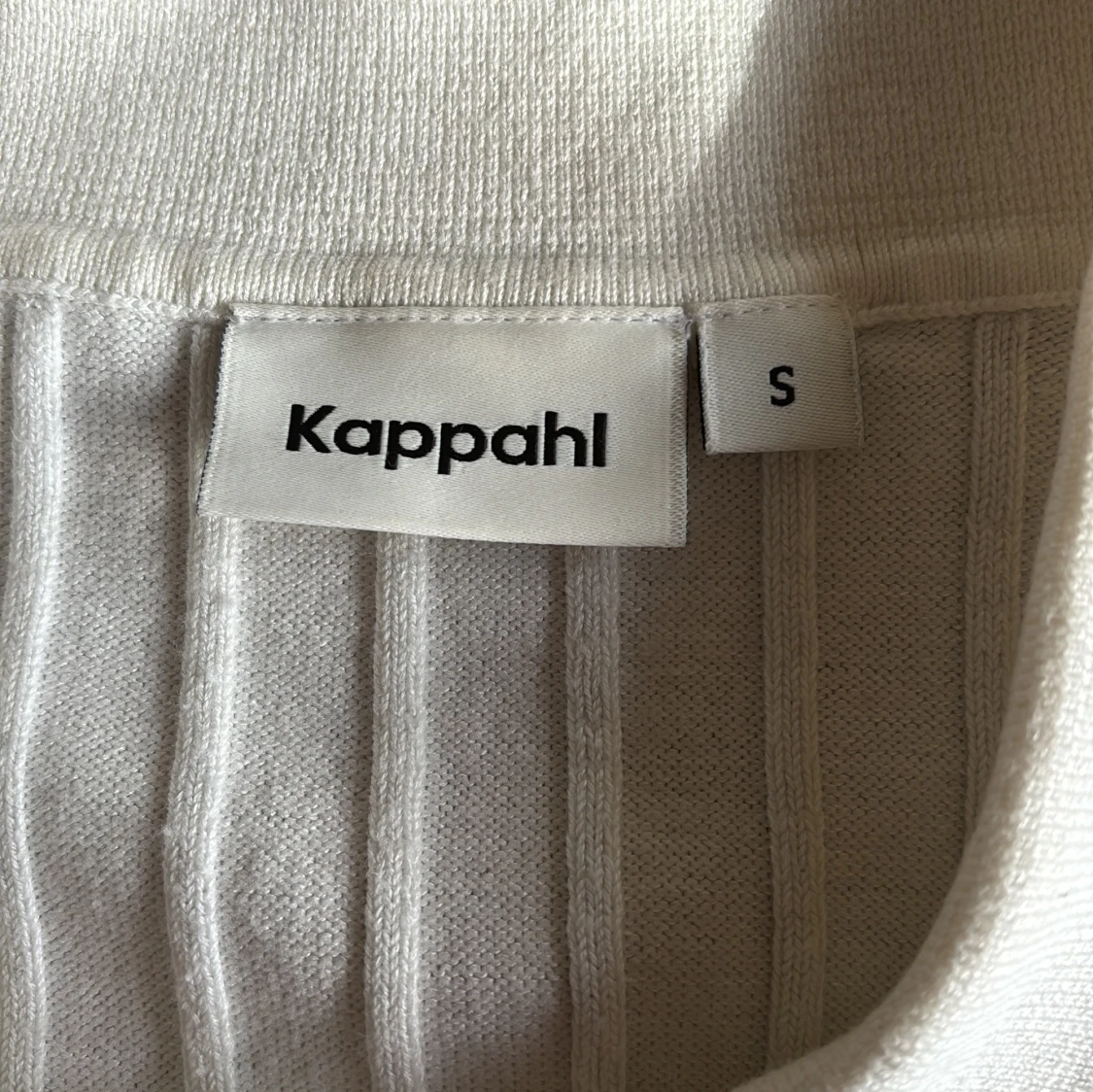 Vit ribbad pikétröja från Kappahl - 1