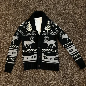 Stickad cardigan med mönster  - Extremt unik stickad cardigan med riktigt fett mönster. Väldigt varm och skön samt riktigt go passform. Storlek S 