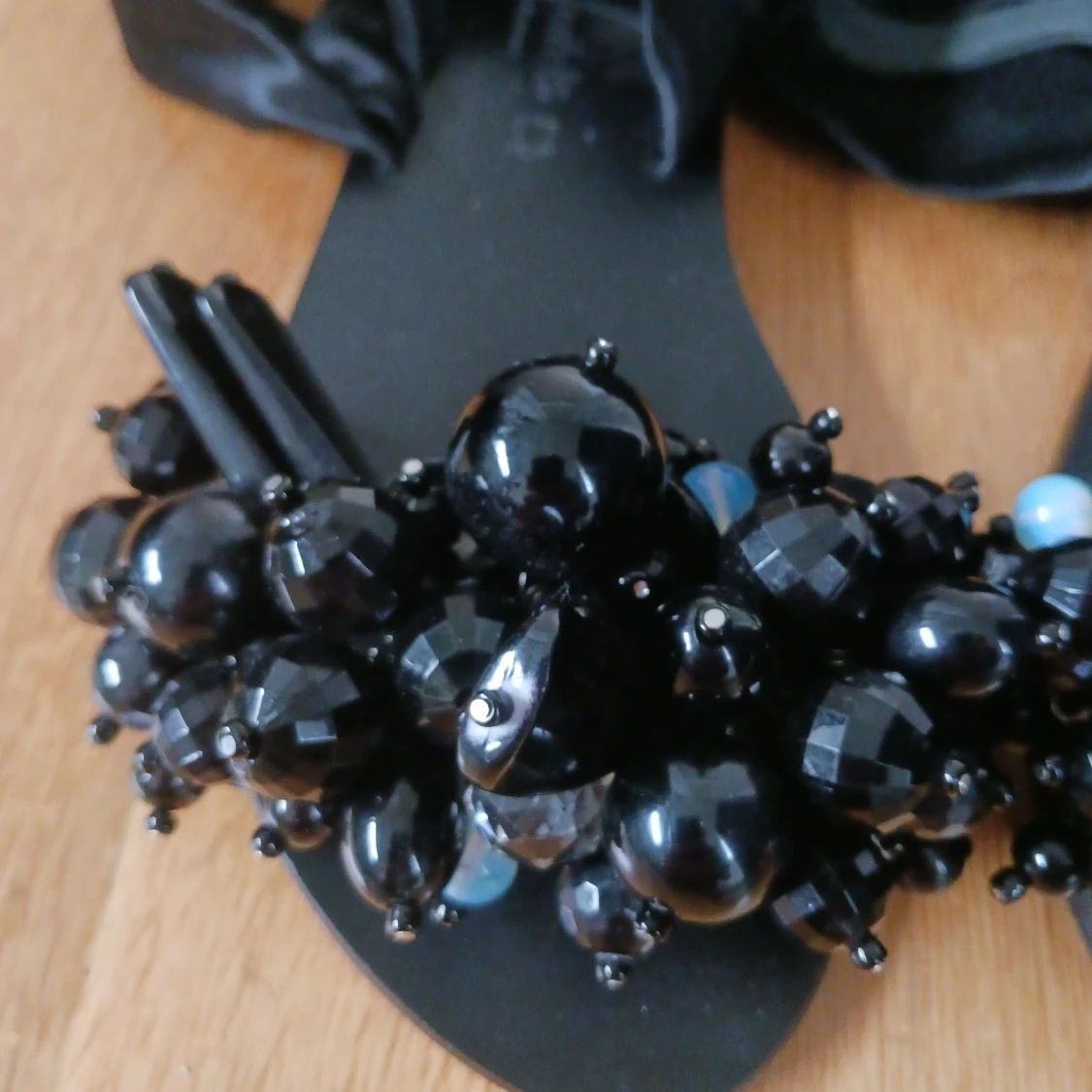 Svarta sandaler med pärldetaljer från Elina Linardaki - 1