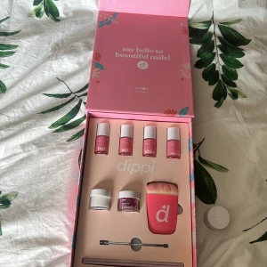Dippi nagelkit med puder och borste - Nagelkit från Dippi med 2 färger (1 matt och 1 glittrig) + vitt bas puder. Har aldrig använts och ny pris ca 800kr. Pruta gärna men tar inte under 300kr