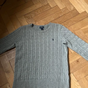 Ralph lauren tröja  - Säljer en riktigt fet kabelstickad Ralph Lauren tröja. Perfekt nu när det börjar bli lite varmare. Kontakta vid fler frågor😁