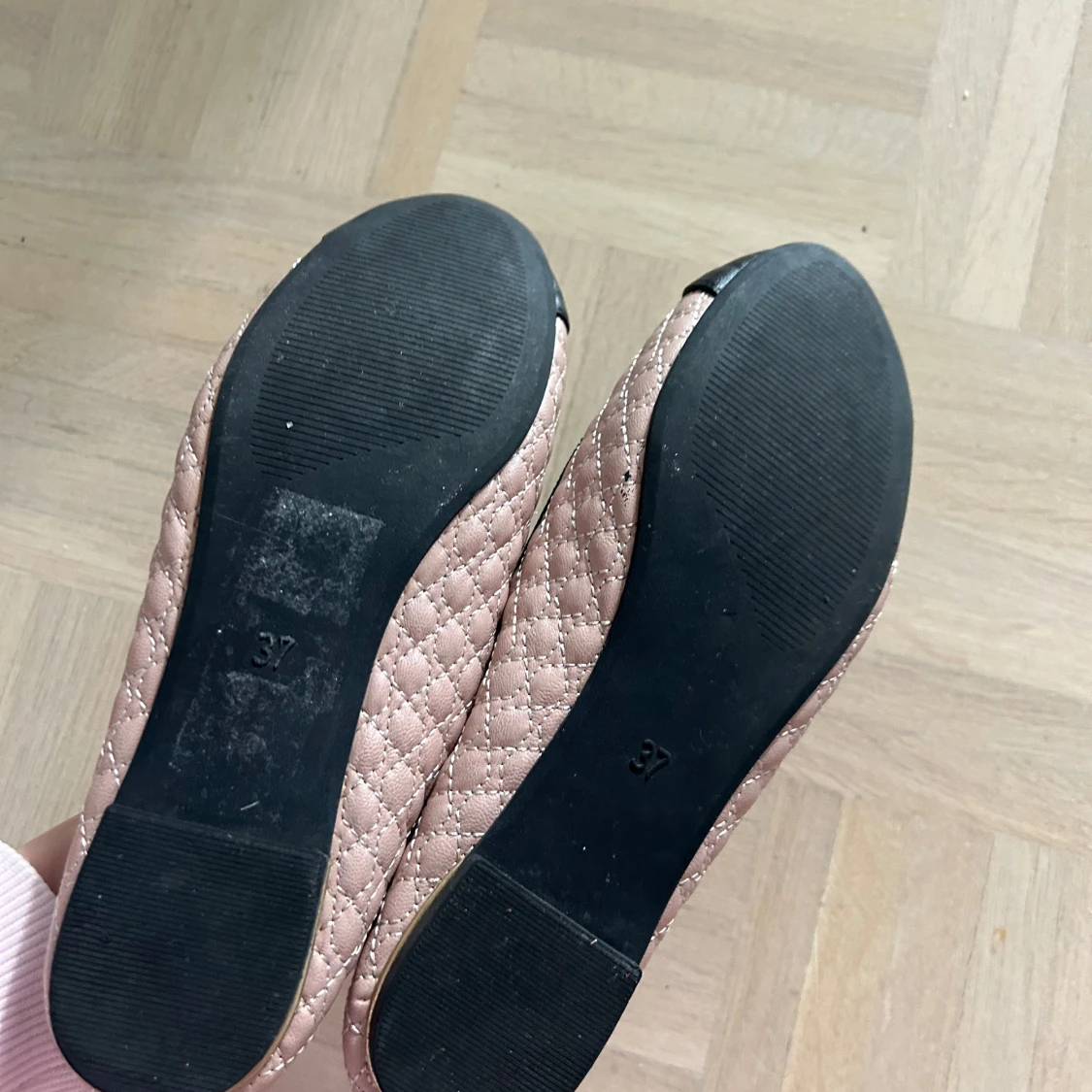 Beige quiltade ballerinaskor med svarta detaljer från H&M - 3