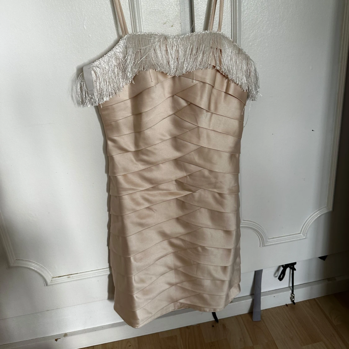 Champagnefärgad miniklänning med fransdetalj - 4