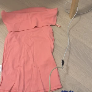 Rosa ribbad off shoulder linne  - Säljer en söt rosa ribbad offshoulder linne. Perfekt för varma dagar och enkel att matcha med jeans eller kjol. Toppens material är mjukt och stretchigt för en bekväm passform.