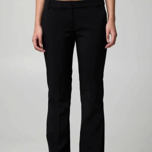 Svarta kostymbyxor med bootcut - Snygga svarta kostymbyxor med bootcut. De är bik books Vera kostymbyxor med en normal midja. Bra skick. Strlk 42