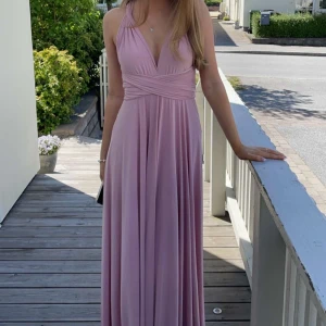  Ljusrosa balklänning  - Säljer min superfina balklänning från förra året!! Man knyter banden själv så den kan ha massa olika designs och den passar alla storlekar mellan 32-38 skulle jag säga. Använd en gång men köpt här på Plick. Nypris 1300kr. Den har en liten fläck precis ovanför midjan men den syns knappt och är inget man tänker på. 💗💗💗💗