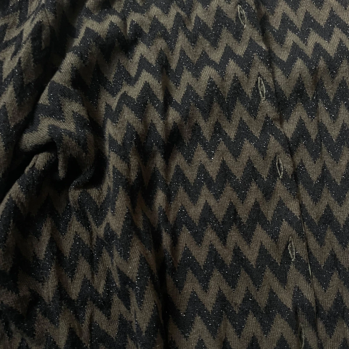 Brun och svart kofta med zigzag-mönster - 1