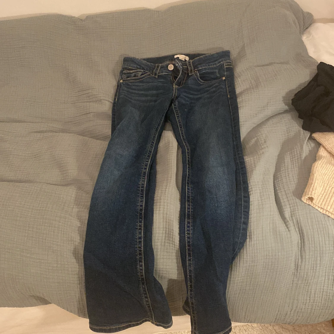 Mörkblå bootcut jeans