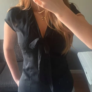 Snygg Blus top med rosett  - Snygg Blus top med rosett, passar bra. Knappt använd💗 Skickar paket inom 1 dag