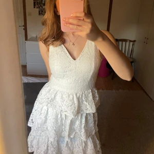 Spetsklänning💞 - Jätte fin spets klänning från bubbleroom som också är slutsåld. Passar till student,  avslutningar m.m.💕Använd två gånger.
