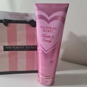 Victoria's Secret Hearts & Candy Body Lotion - En rosa body lotion från Victoria's Secret i doften Hearts & Candy. Tuben har ett hjärtmotiv och rymmer 236 ml. Doften beskrivs som söt och fruktig, inspirerad av Valentine's Day. Perfekt för dig som gillar söta och lekfulla dofter. En limited edition som numera är slutsåld. Helt ny och oanvänd! Victorias secret