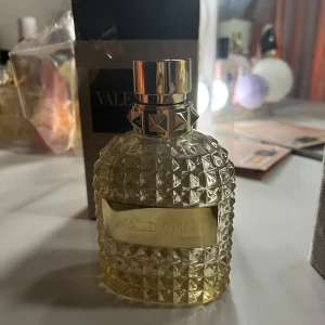 Valentino Born In Roma The Gold EdP - Parfym från valentino ”born in Roma, the gold” herr. 100ml. Helt oanvänd, råkade köpa fel. Köpt för 1300kr.