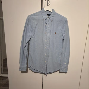 Ralph lauren skjorta  - Ljusblå Ralph lauren skjorta  Storlek S Ett fint plagg nu till sommaren