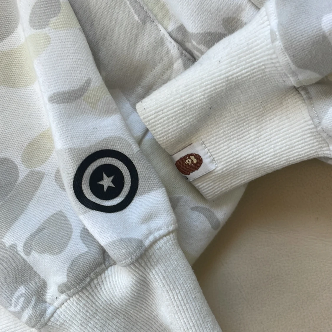 Vit camo hoodie från BAPE med hajmotiv - 3