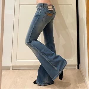 Lågmidjade bootcut/flare jeans från Wrangler - NYSKICK med lappen kvar! Märkta W29/L34 vilket motsvarar S i dagens storlek. Jag är 169 o xs-s för referens 