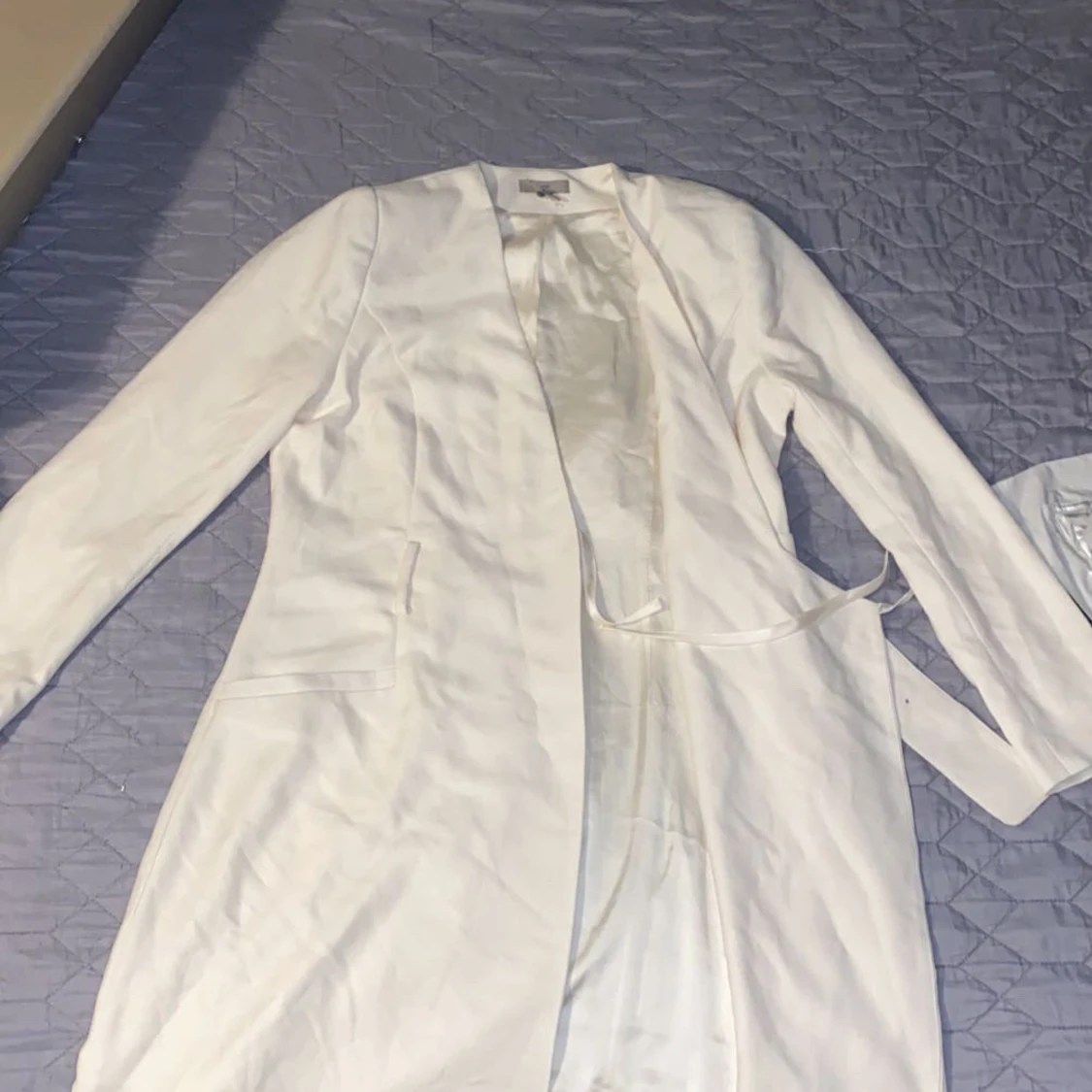 En vit/ beige kostym eller kappa 