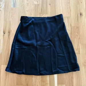 Svart satin kjol - En svart satin kjol från BikBok strl S. Använd fåtal gånger
