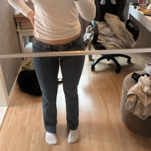 Blå jeansbyxor från LTB Valerie - Säljer ett par klassiska blå jeans från LTB, modell Valerie. Byxorna har normal passform med raka ben. Är 1,65m lång och dom slutar precis under hälen på mig.