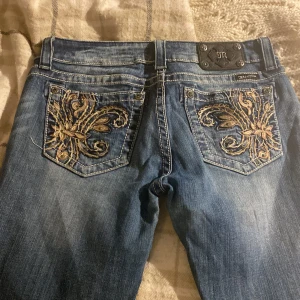 INTRESSEKOLL MISS ME JEANS -  Intressekoll på mina sjuuuukt snygga miss me jeans. Önskar såå mkt att ja kunde ha de men dom är förstora! En knapp har ramlat av där bak men inget som stör‼️‼️ skriv för frågor🩷🩷 de är skinny längst ner men kan självklart sy om till t.ex bootcut, kjol, shorts!
