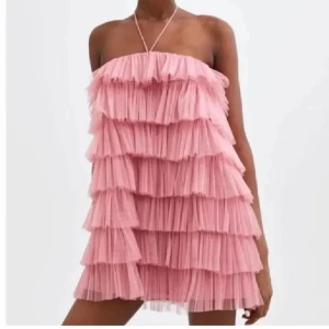 Zara klänning  - Supersnygg klänning från Zara! Storlek M men passar mig som är 36💗