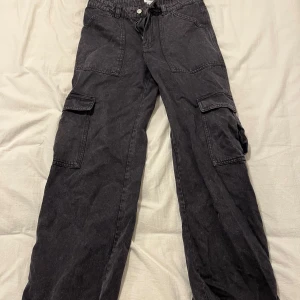Svarta cargobyxor från Weekday - Tyvärr druckit för mycket öl och blivit för tjock för mina cargobyxor från Weekday, aja om du e lite mindre än mig rekommenderar jag att köpa, riktigt snygga faktiskt. (Är 184 och jeansen passar någon under 180 kanske som e lite smalare)🤟