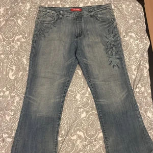 Blå bootcut jeans med broderi - Säljer ett par blå bootcut jeans som jag köpte här på plick, det blev att jag aldrig använde dom för dom var för stora på mig. Dom är ifrån XFN Jeans med snyggt blommigt broderi i blått och beige på framsidan. Jeansen har klassisk femficksdesign och utsvängda ben. Dom blir mer baggy ifall man har en mindre storlek💓
