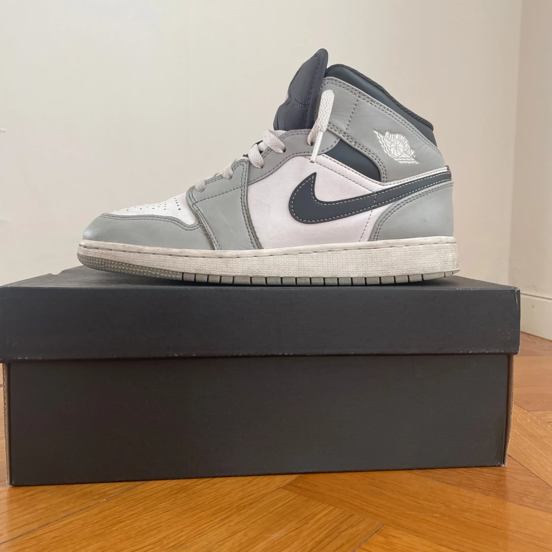 Nike Air Jordans 1 mid smoke grey