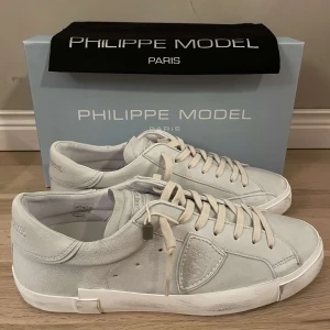 Phillpemodel skor (HELT NYA!)  - Philippe model || skick: 10/10 helt nya! || stl 41 || tillbehör: box & dustbag || fraktar via PostNord eller instabox 📦 🚚 || mvh LuxuryTrends🤝