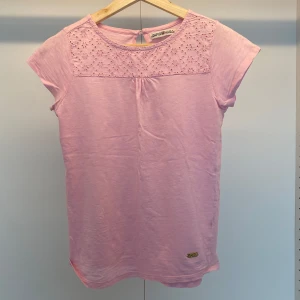 Fin T-shirt - Super fin T-shirt med detaljer. Skriv vid frågor pris går att diskutera 