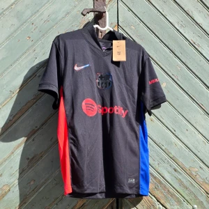 Fc Barcelona fotbollströja  - Hej! Vi säljer just nu denna underbara Fc Barcelona tröjan till ett väldigt bra pris 😍Den är perfekt nu inför sommaren ☀️🌟Tröjan är i storlek S 👕Kontakta oss för mer information ℹ️ 