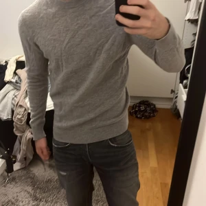Grå tröja från Zara - Säljer en stilren grå tröja från Zara. Tröjan är i bomull. Köpt för 400kr 
