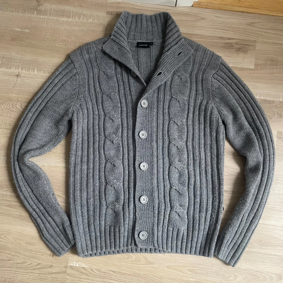 Grå stickad kofta från sam’s