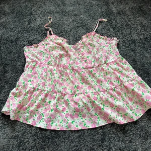 Blommig topp - Säljer en söt blommig topp från shein, storlek xxl, säljer för 60💗